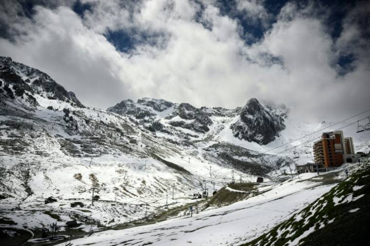 La station de ski de La Mongie dans les  Hautes-Pyrénées, le 2 mai 2024 ( AFP / Lionel BONAVENTURE )