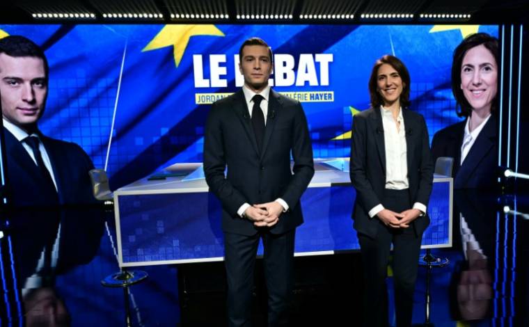 Jordan Bardella, président du RN, et Valérie Hayer dans les studios de la chaîne BFMTV à Paris, le 2 mai 2024 ( AFP / MIGUEL MEDINA )