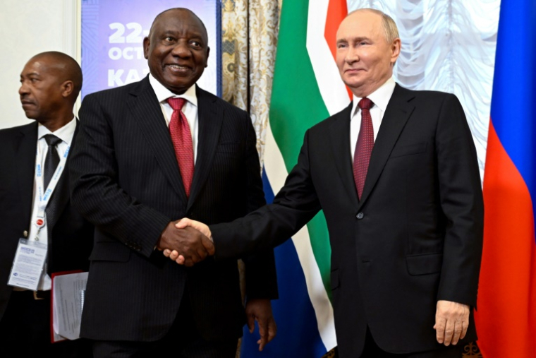 Le président russe Vladimir Poutine accueille son homologue sud-africain Cyril Ramaphosa en marge du sommet des Brics à Kazan, le 22 octobre 2024 (POOL/Alexander NEMENOV)