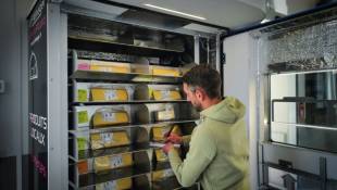 Le fromager Fabien Picard remplit son distributeur à la gare de Bourg-en-Bresse le 28 mai 2024 ( AFP / OLIVIER CHASSIGNOLE )