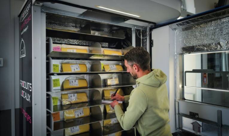 Le fromager Fabien Picard remplit son distributeur à la gare de Bourg-en-Bresse le 28 mai 2024 ( AFP / OLIVIER CHASSIGNOLE )