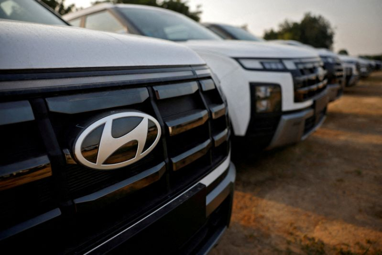 Le logo de Hyundai Motor est visible sur une voiture garée dans le parc automobile de l'entreprise à la périphérie d'Ahmedabad, en Inde