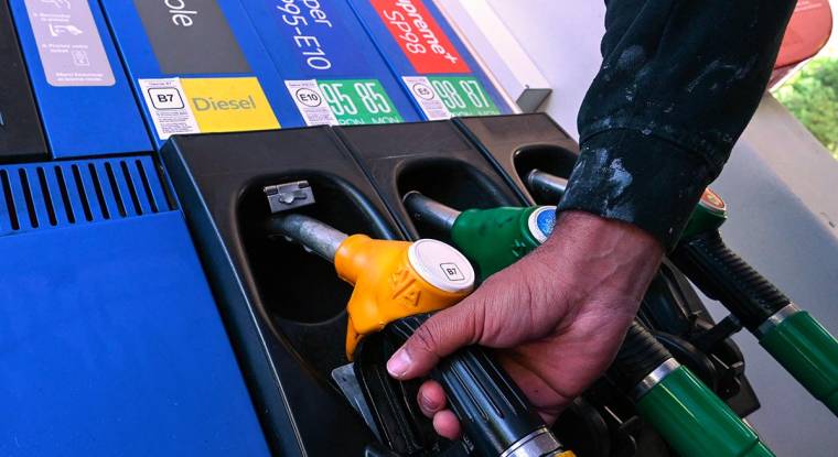 L'accélération de l'inflation sur des postes hautement symboliques comme l'essence pourrait freiner la consommation, qui s'était bien redressée cet été. (© P.GUYOT / AFP)