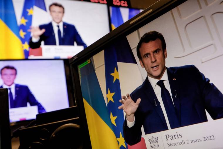 Emmanuel Macron lors de son allocution télévisée sur la situation ukrainienne, mercredi 2 mars. ( AFP / LUDOVIC MARIN )