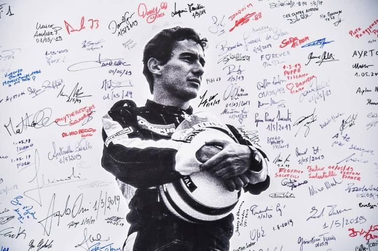 Un poster à l'effigie d'Ayrton Senna signé par des fans lors d'une cérémonie marquant le 25e anniversaire de sa mort, le 1er mai 2019 à Imola ( AFP / ANDREAS SOLARO )