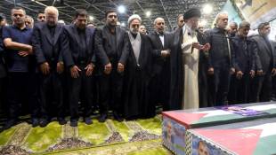 Une photo fournie par le bureau du guide suprême iranien, l'ayatollah Ali Khamenei, le montre en train de diriger la prière des morts devant les cercueils d'Ismaïl Haniyeh et de son garde du corps lors de leur procession funéraire à Téhéran, le 1er août 2024 ( IRANIAN SUPREME LEADER'S WEBSITE / - )