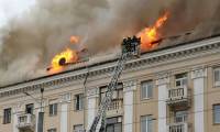 Les pompiers luttent contre les flammes dans un bâtiment touché par une frappe russe, le 19 avril 2024 à Dnipro, dans le centre-est de l'Ukraine ( UKRAINIAN EMERGENCY SERVICE / Handout )