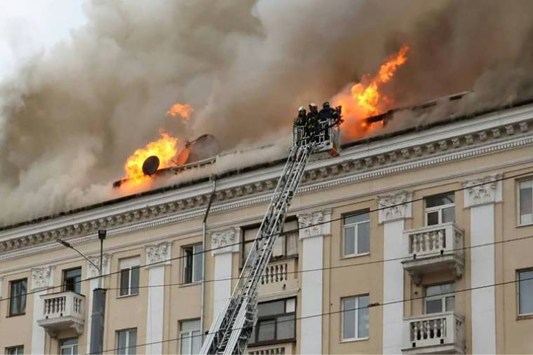 Les pompiers luttent contre les flammes dans un bâtiment touché par une frappe russe, le 19 avril 2024 à Dnipro, dans le centre-est de l'Ukraine ( UKRAINIAN EMERGENCY SERVICE / Handout )