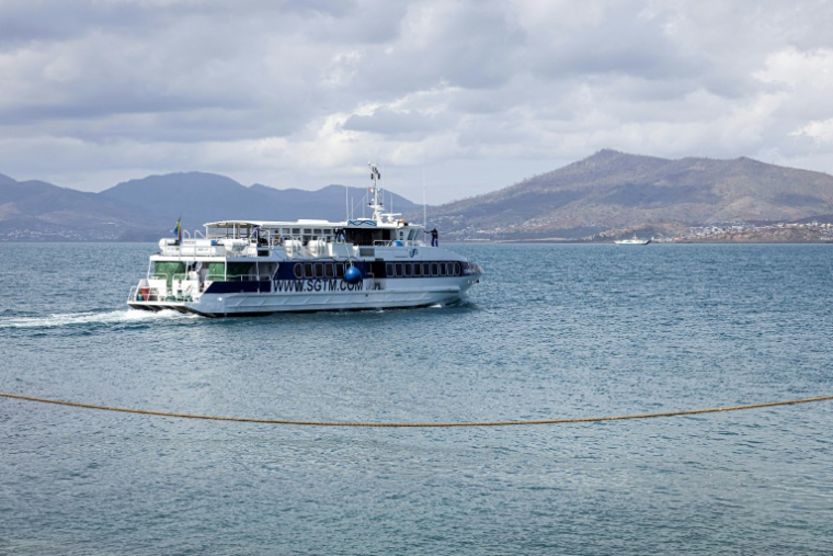 Un bateau de la compagnie SGTM quitte la ville de Dzaoudzi, à Mayotte, vers les Comores, le 28 décembre 2024 ( AFP / PATRICK MEINHARDT )