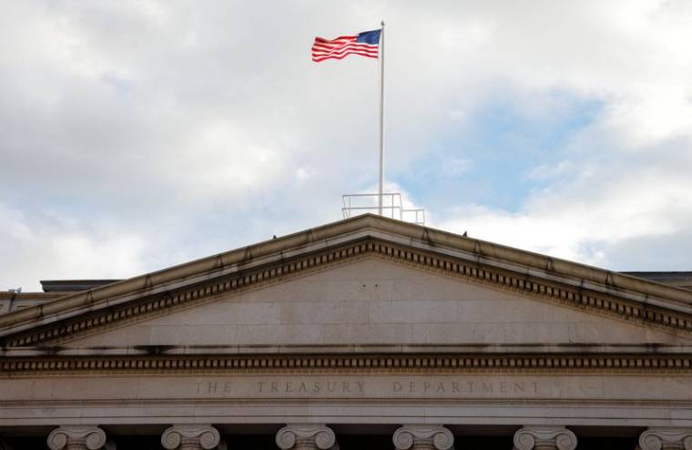 Photo d'archives d'un drapeau américain qui flotte au-dessus du bâtiment du Treasury Building
