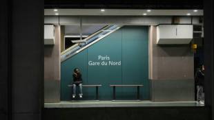 Un banlieusard attend un train à la gare RER Châtelet – Les Halles à Paris le 21 mai 2024, lors d'une grève déclenchée par les salariés de la SNCF, au cours de laquelle 1 train sur 5 est programmé par la compagnie ferroviaire ( AFP / Dimitar DILKOFF )