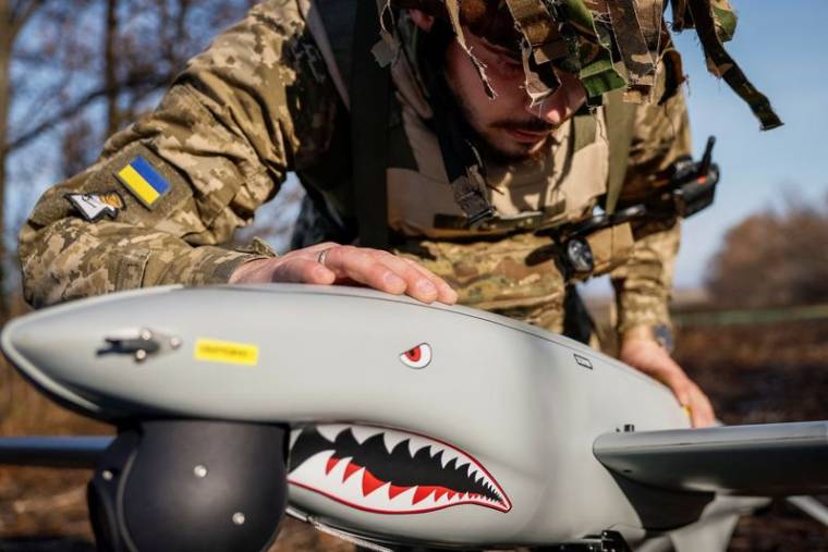 Un militaire des forces armées ukrainiennes inspecte un drone "Shark" avant de le lancer, dans la région de Kharkiv