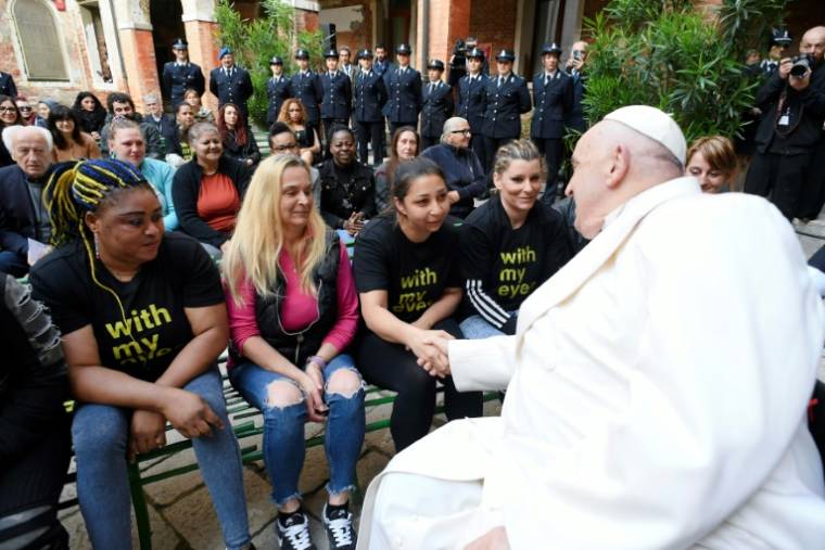 Le pape François lors d'une visite aux détenues dans la cour intérieure de la prison pour femmes de Venise sur l'île de la Giudecca Lucas le 28 avril 2024 ( VATICAN MEDIA / Handout )