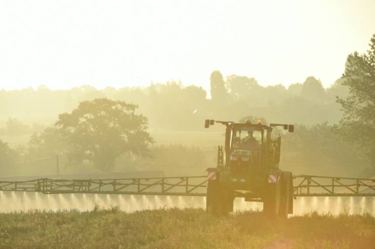 Le plan Ecophyto 2030, destiné à réduire l'usage des pesticides en France, est présenté lundi par le gouvernement, avec pour principale mesure la mise en place d'un nouvel indicateur ( AFP / JEAN-FRANCOIS MONIER )