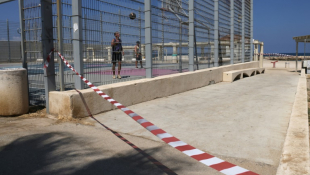 Un bandeau bloque l'entrée de la plage dans la ville portuaire de Haïfa, dans le nord d'Israël, le 25 août 2024 ( AFP / Menahem KAHANA )