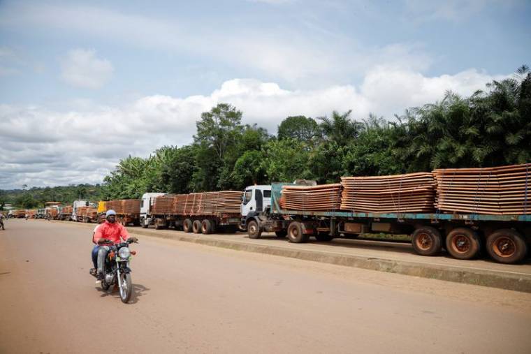Des camions attendent dans la ville frontalière de Kye-Ossi, au Cameroun, après la fermeture de la frontière suite au coup d'État au Gabon