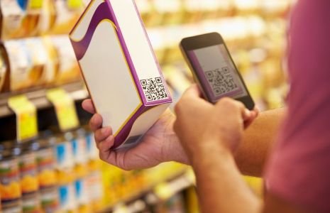 (Crédits photo : Adobe Stock - QR code sur les emballages dans les supermarchés)