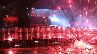 La police tente de disperser des manifestants opposés à la décision du gouvernement géorgien de retarder les négociations d'adhésion à l'UE, près du Parlement à Tbilissi, le 30 novembre 2024 ( AFP / Giorgi ARJEVANIDZE )