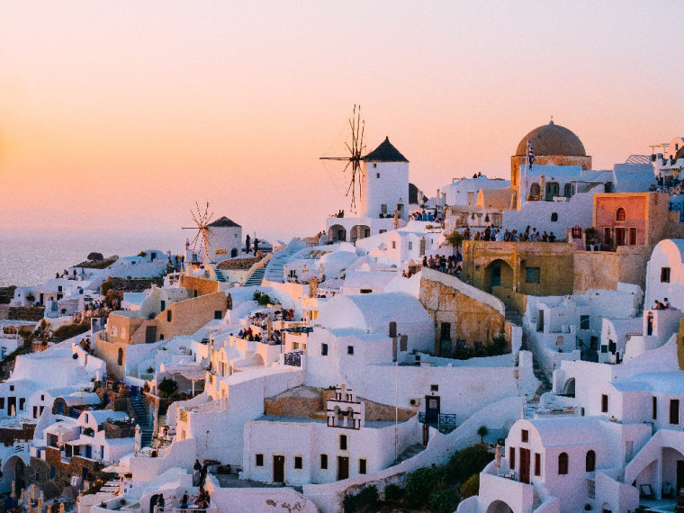 En Grèce, la fièvre Airbnb réveille un immobilier moribond (Crédit Photo : Tom Grimbert (@tomgrimbert) - Unsplash)