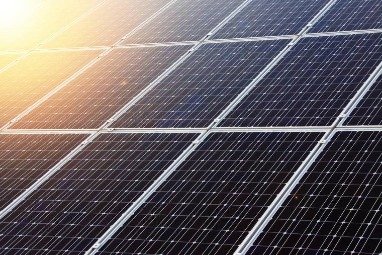 La mairie de Ligron pourrait bientôt proposer gratuitement à ses habitants de l'électricité produite par des panneaux photovoltaïques installés sur des bâtiments municipaux (illustration). (Pixabay / PublicDomainPictures)