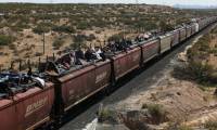Des migrants, venus pour la plupart du Venezuela, voyagent sur un train de marchandises vers Ciudad Juarez dans l'Etat de Chihuahua au Mexique, le 3 octobre 2023 ( AFP / HERIKA MARTINEZ )