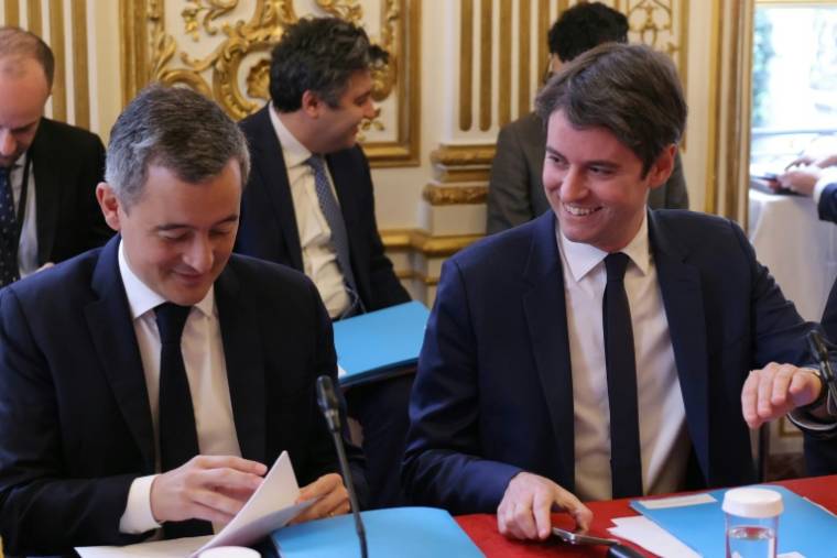 Le ministre de l'Intérieur Gérald Darmanin, à gauche, et le Premier ministre Gabriel Attal, à droite, à Matignon, à Paris, le 27 mars 2024 ( AFP / Thomas SAMSON )
