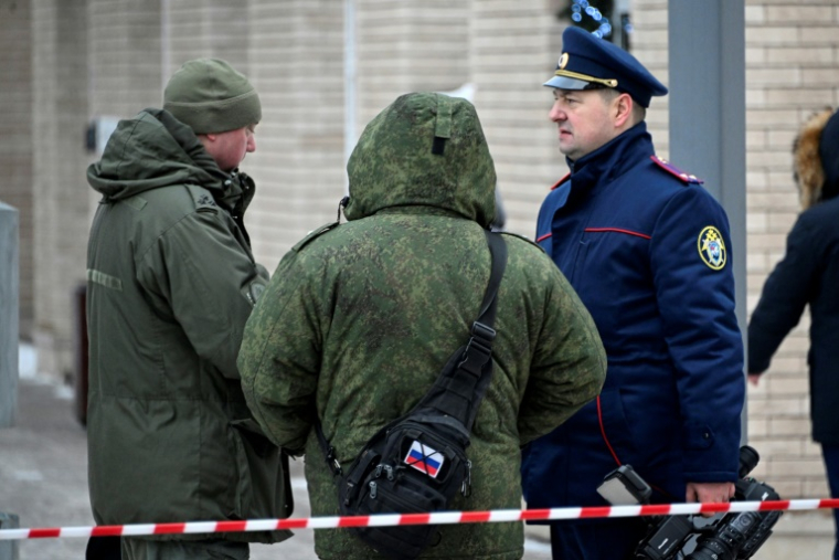 Des enquêteurs sur le site d'une explosion qui a tué le commandant des forces russes de défense radionucléaire, chimique et biologique, Igor Kirillov, le 17 décembre 2024 à Moscou ( AFP / Alexander NEMENOV )