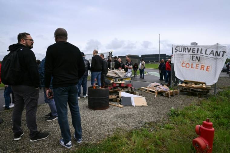 Des membres du personnel pénitentiaire lors d'une manifestation devant la prison de Lutterbach-Mulhouse (Haut-Rhin), le 15 mai 2024 ( AFP / SEBASTIEN BOZON )