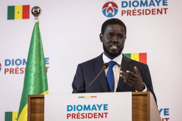 L'opposant Bassirou Diomaye Faye, vainqueur de l'élection présidentielle au Sénégal, lors d'une conférence de presse à Dakar le 25 mars 2024 ( AFP / JOHN WESSELS )