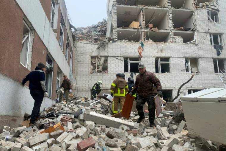 Des sauveteurs déblayent les décombres d'un bâtiment détruit par une attaque de missile russe à Tcherniguiv, en Ukraine, le 17 avril 2024 ( AFP / Sergiy BUTKO )