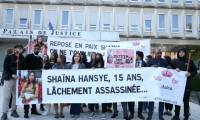 Proches et amis se sont rassemblés le 5 juin 2023 devant le tribunal de Beauvais (Oise), portant une banderole sur laquelle était inscrit: "Shaïna Hansye, 15 ans, lâchement assassinée...". ( AFP / François NASCIMBENI )