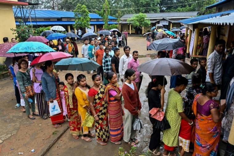Des électeurs attendent pour voter lors de la troisième phase des élections générales, le 7 mai 2024 à Guwahati, en Inde ( AFP / Biju BORO )