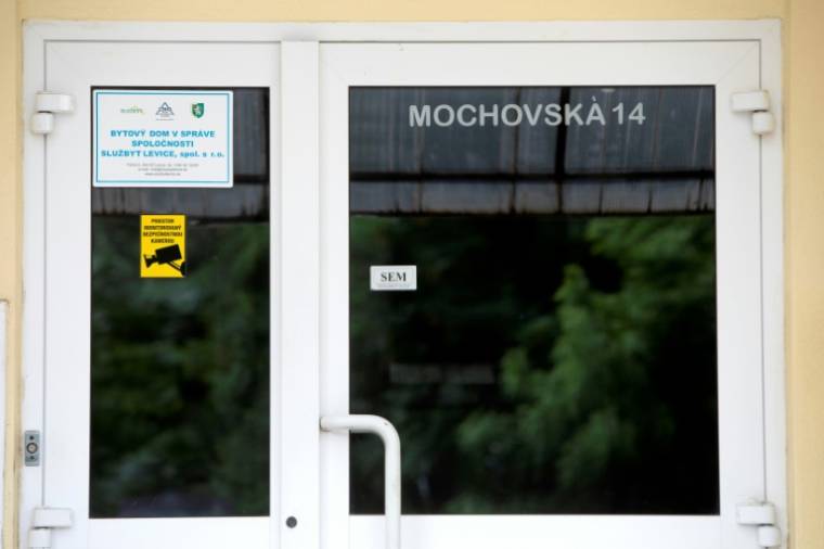 L'entrée de l'immeuble où habite le tireur présumé du Premier ministre slovaque, Robert Fico, le 16 mai 2024 à Levice, en Slovaquie ( AFP / Alex HALADA )