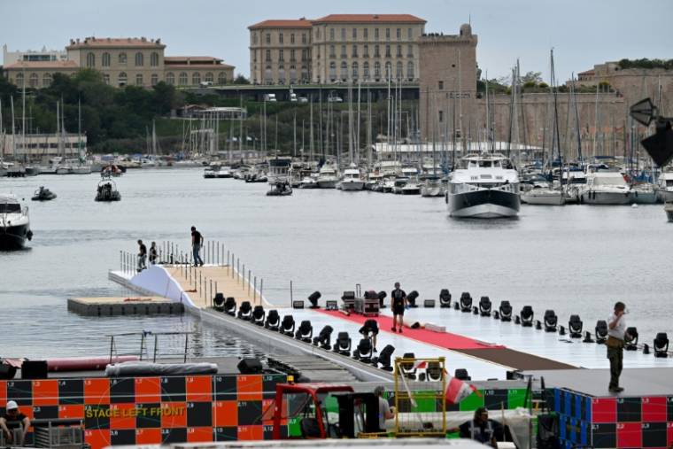 Installation de la jetée flottante au Vieux-Port, où le trois-mâts Belem accostera jeudi avec la flamme olympique, le 6 mai 2024 à Marseille ( AFP / Nicolas TUCAT )
