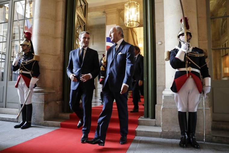 Emmanuel Macron et le président du Conseil constitutionnel, Laurent Fabius, le 4 octobre 2018 au siège de l'institution à Paris.  ( POOL / THOMAS SAMSON )