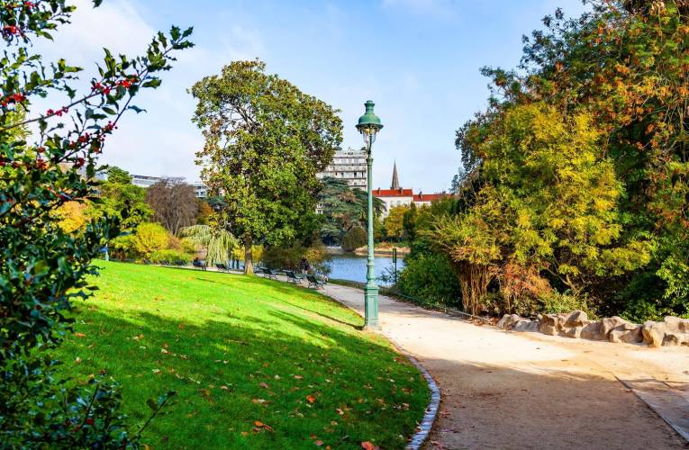 Situé au sud de Paris dans le 14e arrondissement, Montsouris est un charmant parc aux verdoyantes pelouses et aux arbres centenaires. crédit photo : Shutterstock