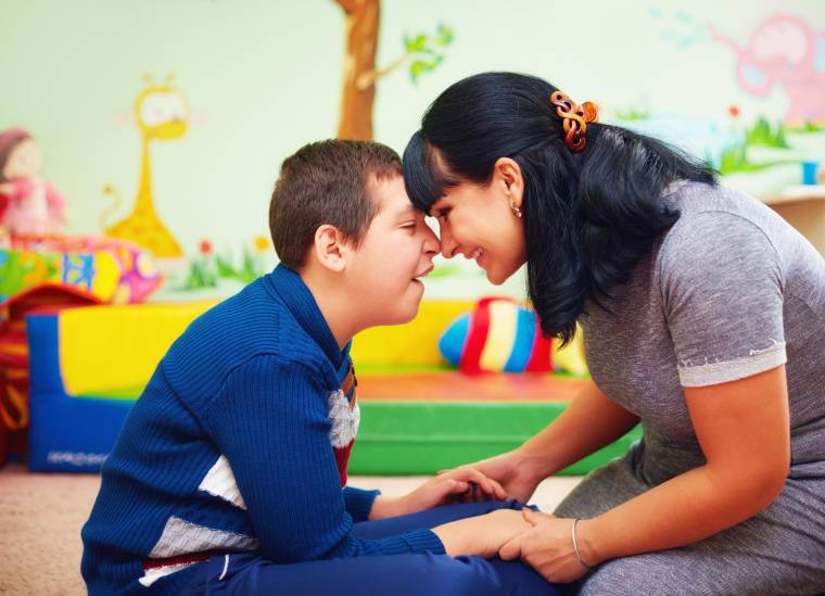 L’AEEH est destinée à participer aux frais d’éducation et de soins apportés à un enfant handicapé de moins de 20 ans. crédit photo : Olesia Bilkei/Shutterstock / Olesia Bilkei