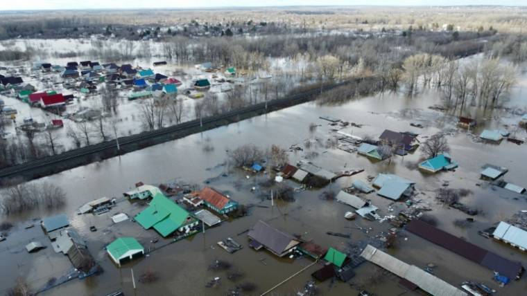 Inondations dans la ville russe d'Orenbourg le 13 avril 2024 ( AFP / Andrey BORODULIN )