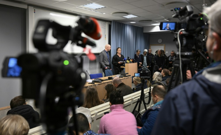 Les enquêteurs en chef de la police, Kristoffer Zickbauer et Anna Bergqvist (d), lors d'une conférence de presse à Örebro, en Suède, le 6 février 2025 ( AFP / Jonathan NACKSTRAND )