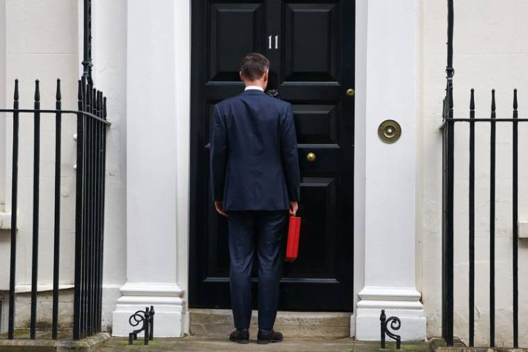 Le ministre des Finances britannique Jeremy Hunt, devant son bureau à Londres