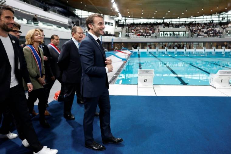 Le président Emmanuel Macron (d), lors de l'inauguration du centre aquatique de Saint-Denis, le 4 avril 2024 en Seine-Saint-Denis ( POOL / Gonzalo Fuentes )