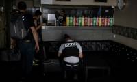 Des douaniers et policiers inspectent un bar à chica lors de "l'Opération Colbert" de lutte contre le trafic de tabac, le 1er juin 2023 à Lyon ( AFP / JEAN-PHILIPPE KSIAZEK )