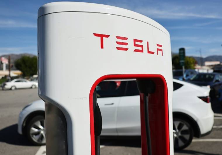 Une station de recharge Tesla à Burbank, le 16 janvier 2024 en Californie ( Getty / MARIO TAMA )