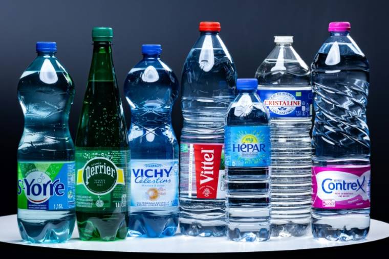 Des eaux minérales de différentes marques appartenant au groupe Nestlé, le 21 février 2024 à Paris ( AFP / JOEL SAGET )