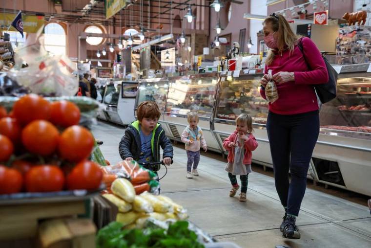 Des consommateurs font leurs courses au Eastern Market à Washington