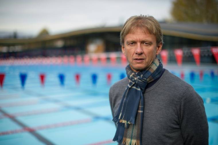 L'entraîneur de natation Lionel Horter pose devant la piscine à Mulhouse, dans le Haut-Rhin, le 17 novembre 2014 ( AFP / SEBASTIEN BOZON )