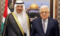 Photo diffusée par le Bureau de presse de l'Autoritté Palestinienne montrant le président palestinien Mahmoud Abbas (d) et le chef de la délégation saoudienne Nayef al-Sudaïri, le 26 septembre 2023 à Ramallah ( PPO / Thaer GHANAIM )