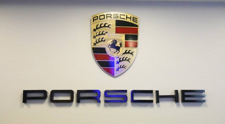 Porsche fait son entrée en Bourse jeudi 29 septembre, à un prix d'action qui le valorise 75 milliards d'euros, l'une des plus grosses opérations boursières de la place de Francfort ( AFP / THOMAS KIENZLE )