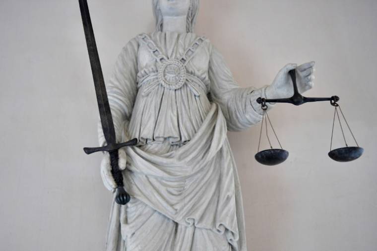 Une condamnation de 19 ans de réclusion criminelle a été requise jeudi devant la cour criminelle de Paris  à l'encontre de Salim Berrada, "le violeur de Tinder" accusé de viols et agressions sexuelles par 17 femmes ( AFP / LOIC VENANCE )