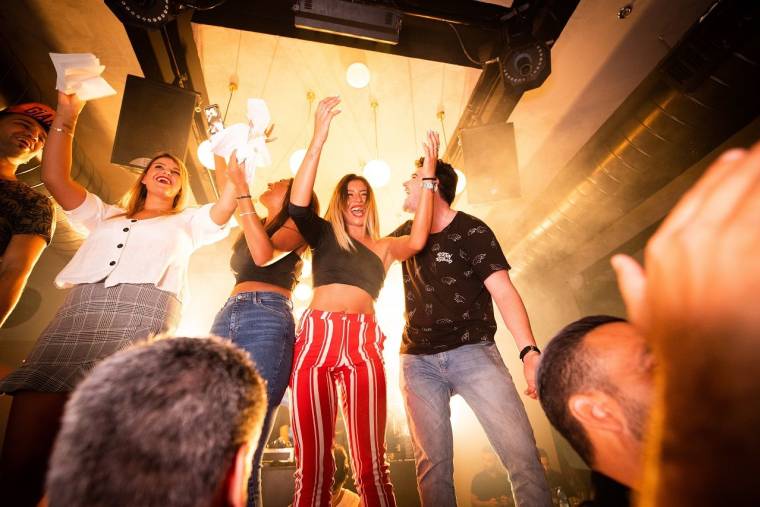 Avec la fermeture des bars et des boîtes de nuit, les fêtes ne se déroulent plus dans des clubs mais souvent dans l’intimité des appartements (Crédits photo : Pexels - Matan Segev )